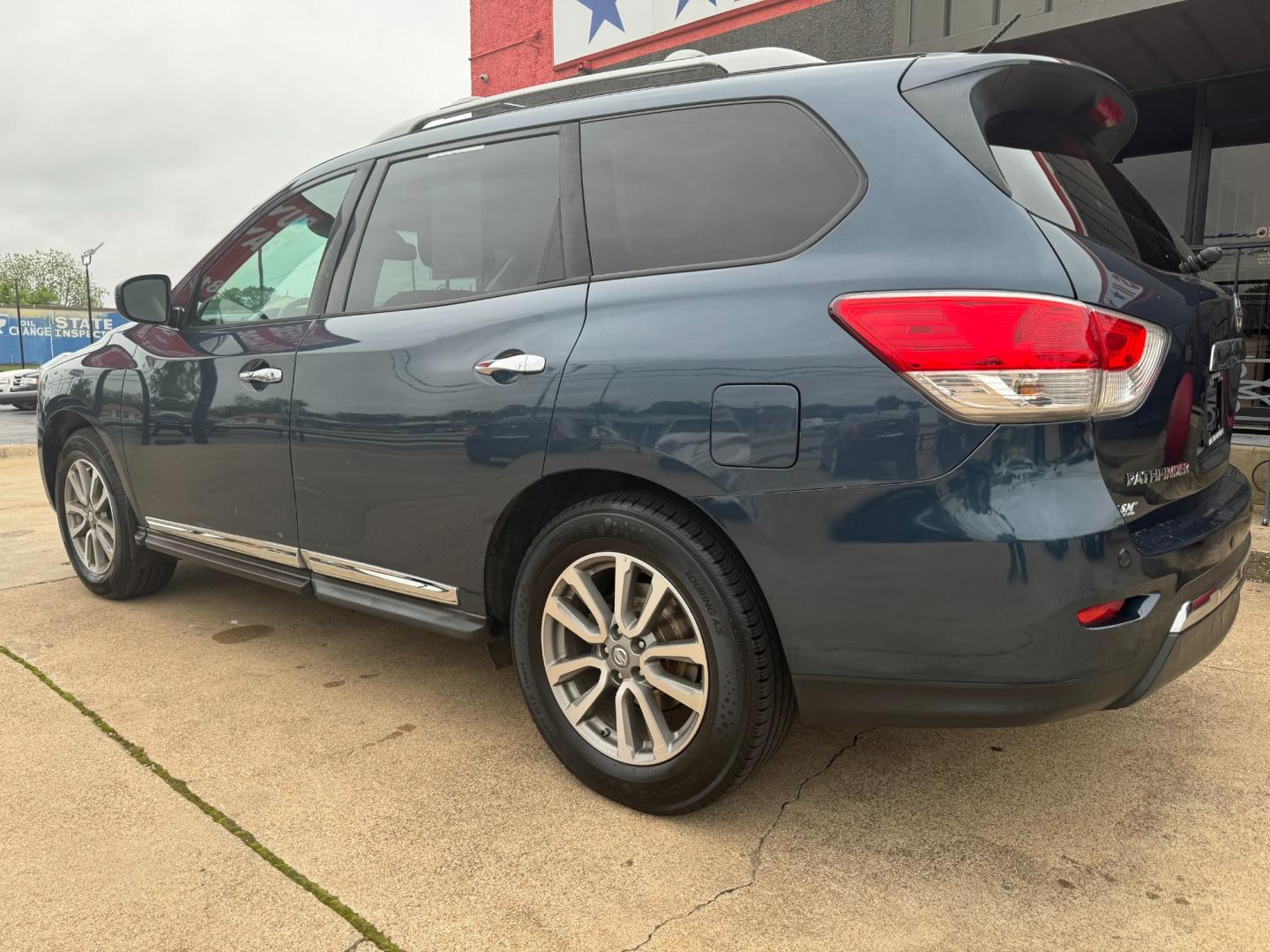 2014 BLUE NISSAN PATHFINDER S; SL; PL (5N1AR2MN6EC) , located at 5900 E. Lancaster Ave., Fort Worth, TX, 76112, (817) 457-5456, 0.000000, 0.000000 - This is a 2014 NISSAN PATHFINDER 4 DR WAGON that is in excellent condition. The interior is clean with no rips or tears or stains. All power windows, door locks and seats. Ice cold AC for those hot Texas summer days. It is equipped with a CD player, AM/FM radio, AUX port, Bluetooth connectivity and - Photo#6